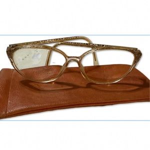 Vintage Glasses lenses can be removed.